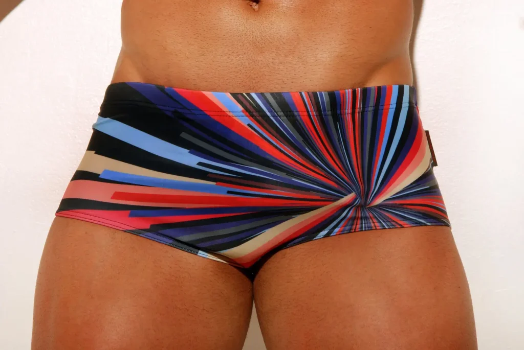 sunga de praia com estampa psicodélica