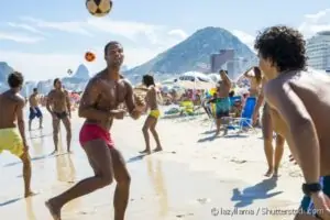 altinha na praia com sunga de praia vermelha
