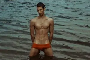 homens magro de sunga de praia